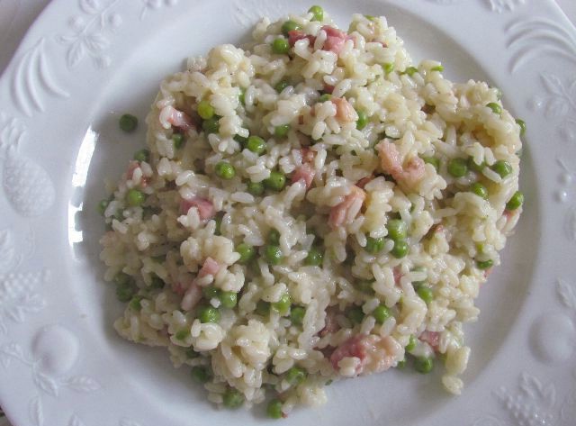 Cuisiner un risotto aux petits-pois et lardons de prosciutto